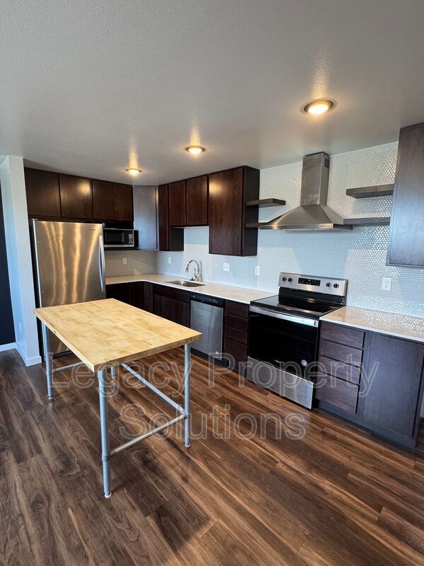 Photo - 202 E Greenfield Ln