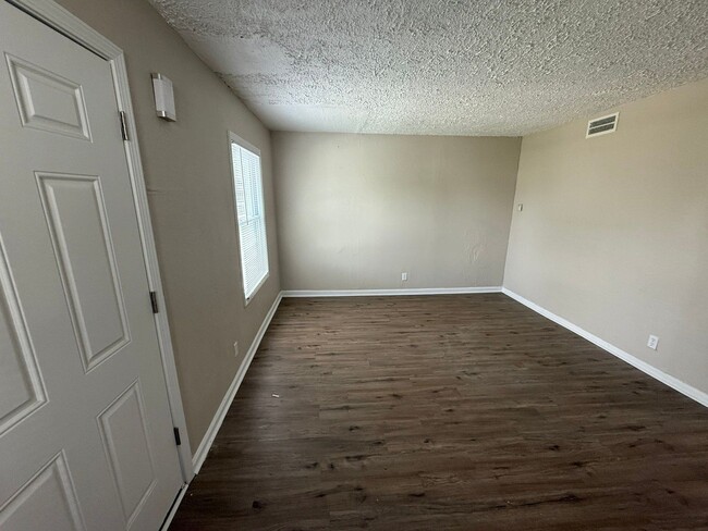 Photo - 20531 Moenart St