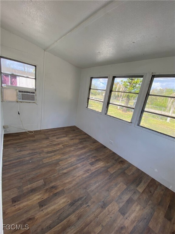 Photo - 4900 Tice St