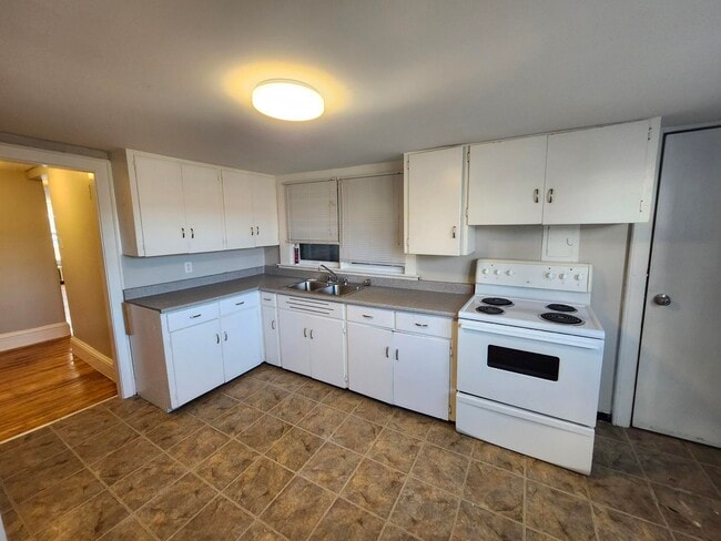 Building Photo - 77 Hazen St Unit 77-1