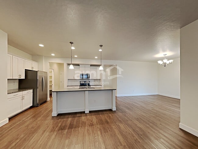 Photo - 302 E Sicily Dr