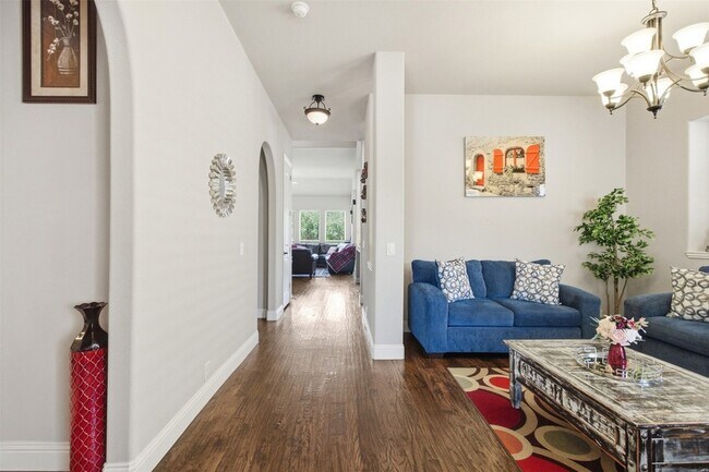 Photo - 2304 Lynbridge Dr