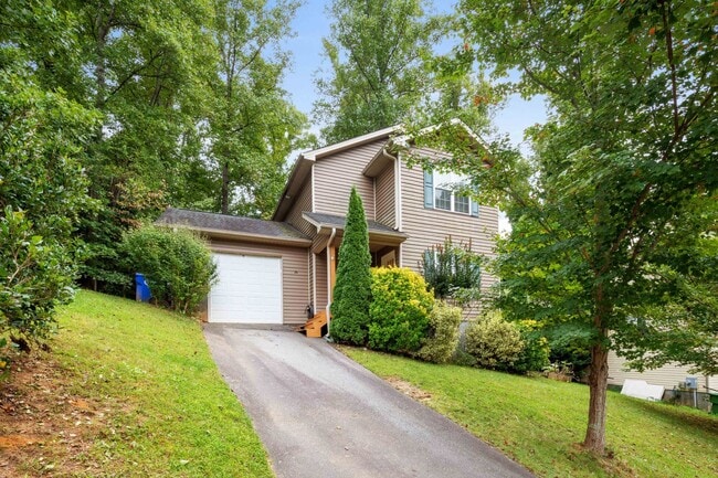 Building Photo - 3 Bedroom 1.5 bath house close to West Ash...