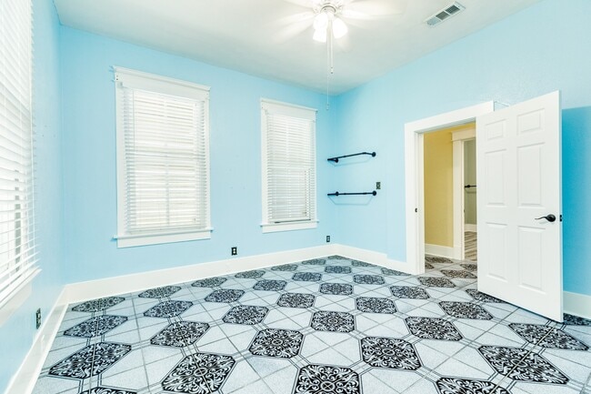 Building Photo - 1625 Ave M 1/2