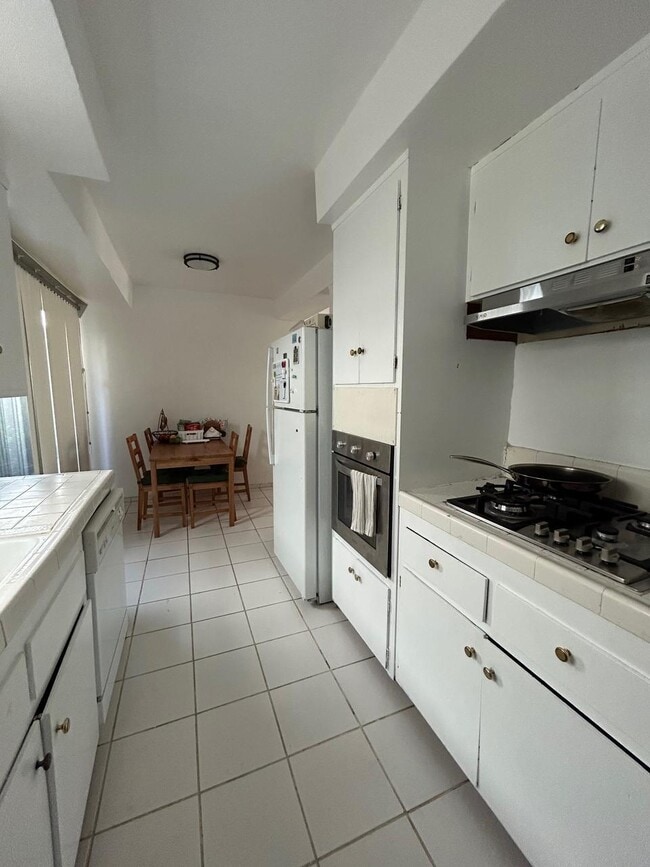 Photo - 1329 S Saltair Ave Unit 3