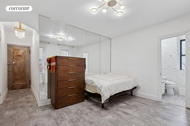 Photo - 461 W 44th St