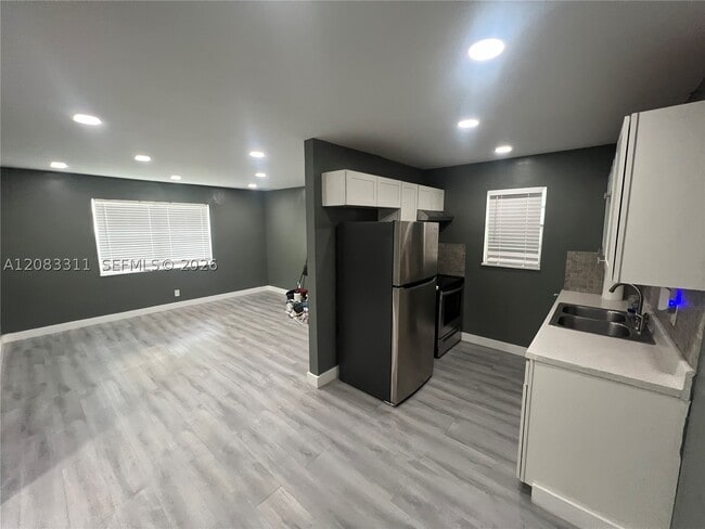 Building Photo - 30 SE 4th Ave Unit 106