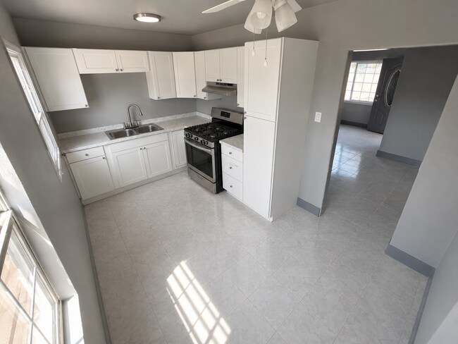 Kitchen - 609 Barcelona Dr Unidad A