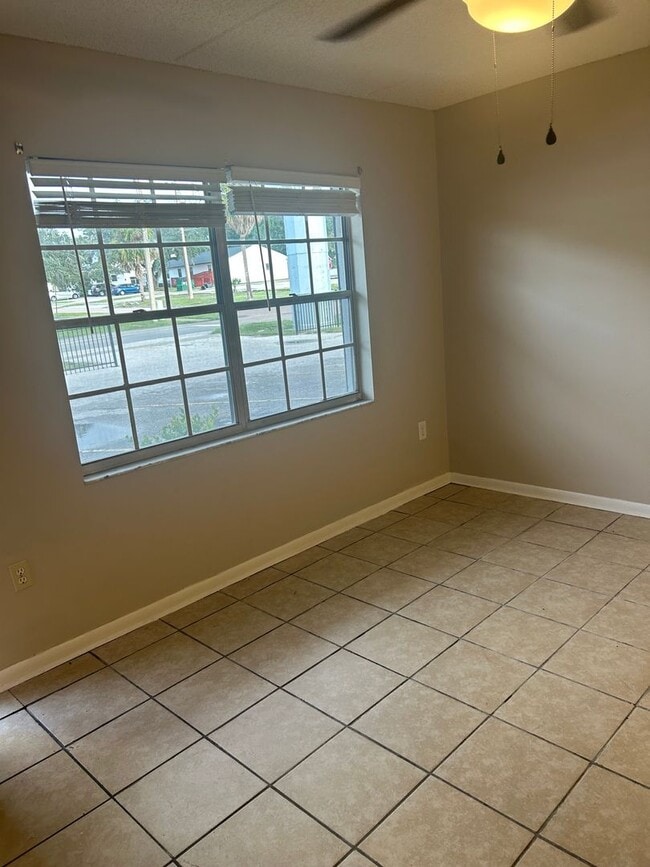 Building Photo - Gated Community First Floor 1/1.5 Apartmen... Unit 2