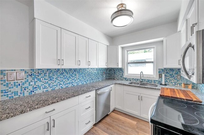 Photo - 5900 Cypress St N