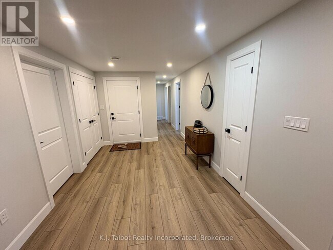 Photo - 451 Woodridge Dr