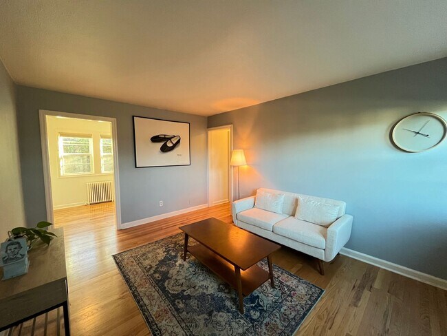 Photo - Beautiful 1Bd/ 1Ba Vintage Condo Located i... Unit 24
