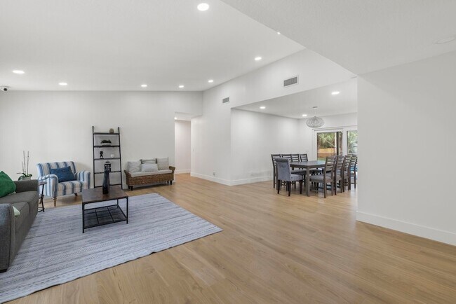 Photo - 12151 Old Country Rd N