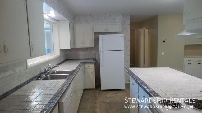 Photo - 1275 E 30th Ave