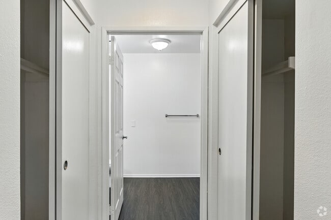 1BR, 1BA - 569SF - Dual Closets