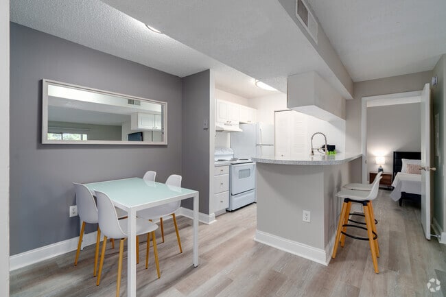 B1 - 2BR, 2BA -810SF - Cocina - Village Springs