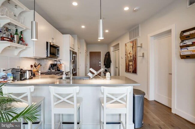 Building Photo - 2337 Champlain St NW Unit PH405 Rental