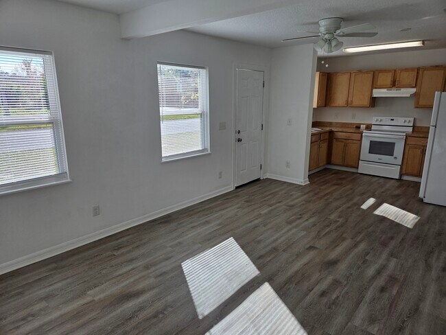 Sala de estar - 803 E Hart St