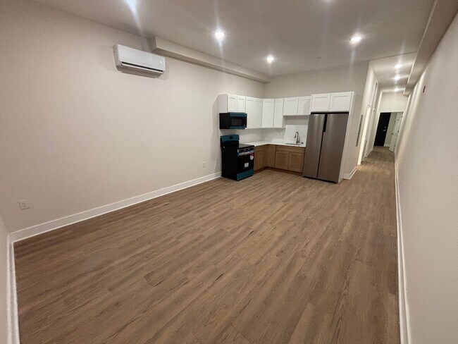 Building Photo - Luxury 2-Bedroom Apartment Unit 3