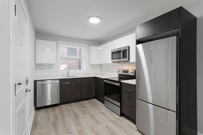 Building Photo - 7639 N Eastlake Ter Unit 2