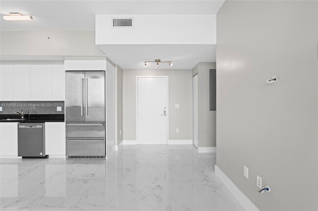 Photo - 92 SW 3rd St Unidad 5206