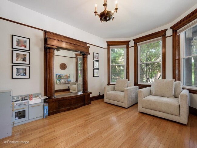 Photo - 2335 W Walton St