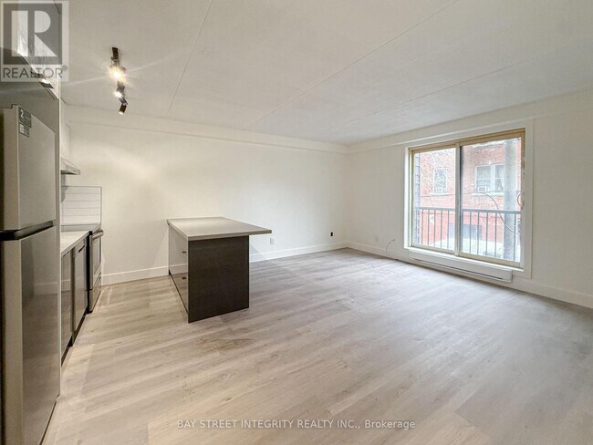 Photo - 678 Queen St E