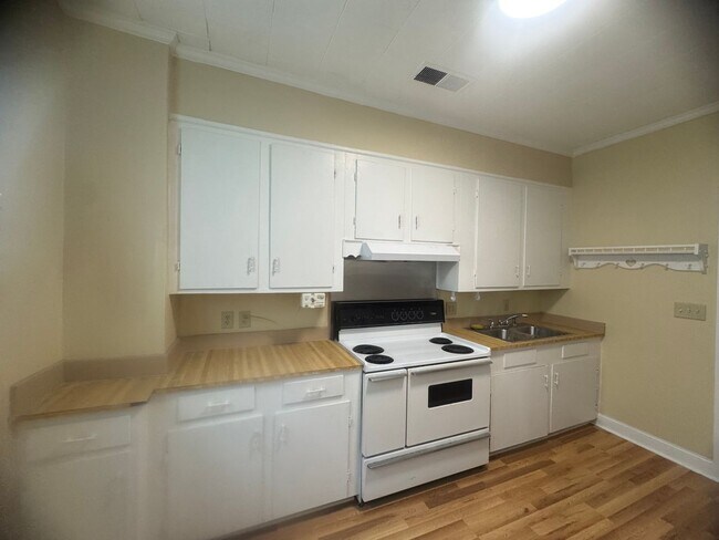 Photo - 916 N Brickyard Rd