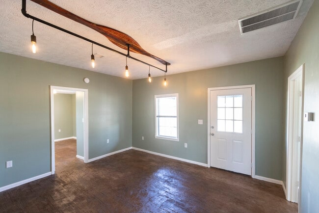 Photo - 304 Quigley St