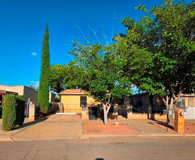 2 Bdrm/1 Bath Apartment with fenced yard. - 2 Bdrm/1 Bath Apartment with fenced yard.