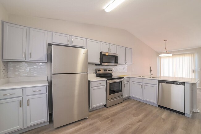 Photo - 802 E Roberts Ave