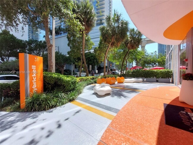 Building Photo - 31 SE 6th St Unit 403