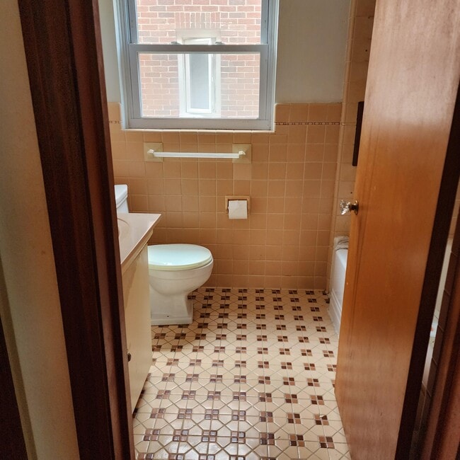 3611 Douglas Rd Unit Lower