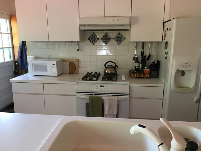 Kitchen - 116 Oakview Dr