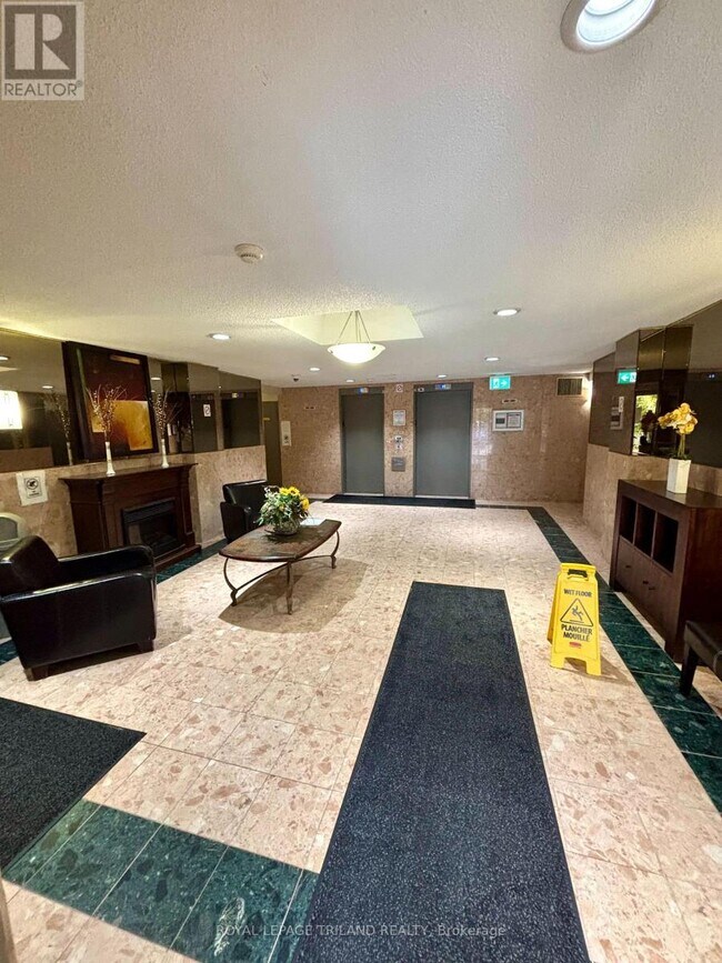 Photo - 95 Base Line Rd W Unité 507