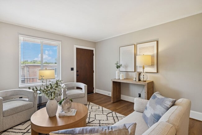 Building Photo - Walkable Location, Location, Location in G... Unit A10