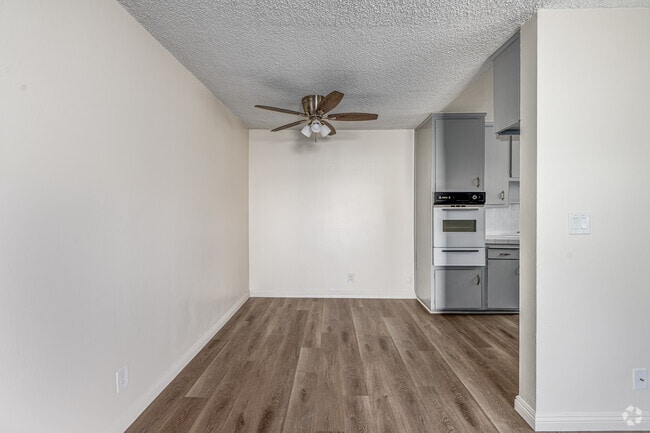 2BR, 2BA - 842SF - Dining Room