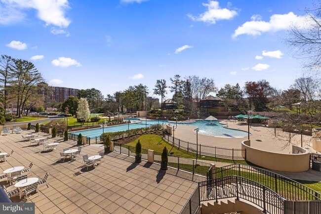 Building Photo - 205 Yoakum Pkwy Unit 210