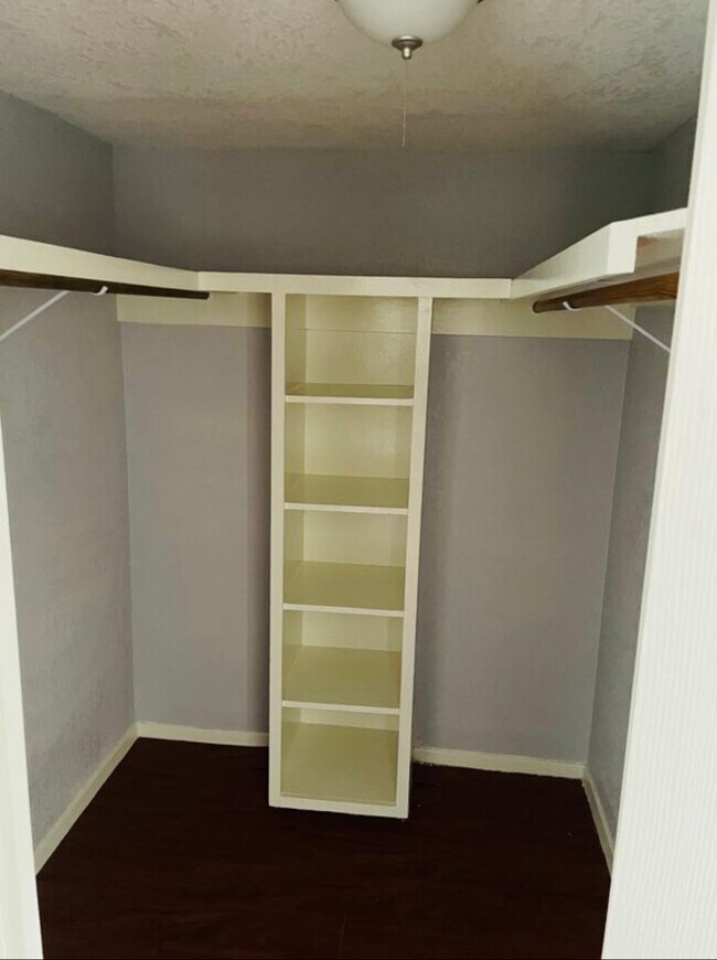 Master Bed walking closet - 1619 Norma Ln Unit C