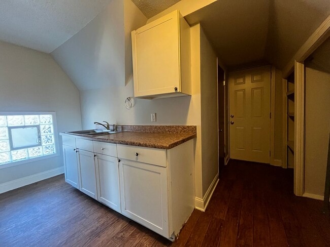 Building Photo - 666 Sims Ave Unit 3