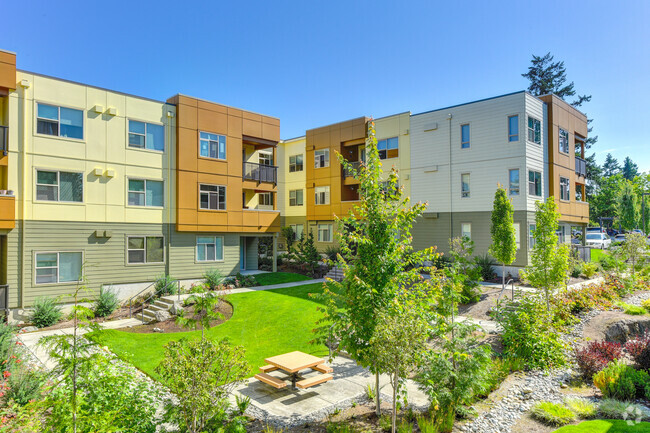 Community Courtyard Area - Madison Bellevue Apartments