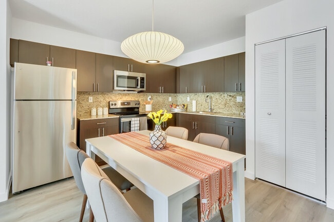 Broadway Unit Dining Room - The Avenue at Naranja