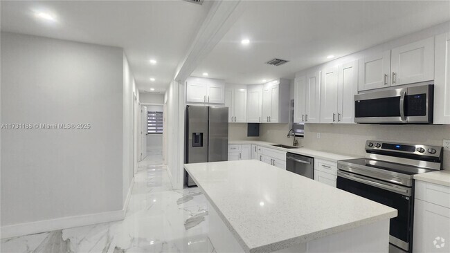 Building Photo - 10330 SW 35th St Rental