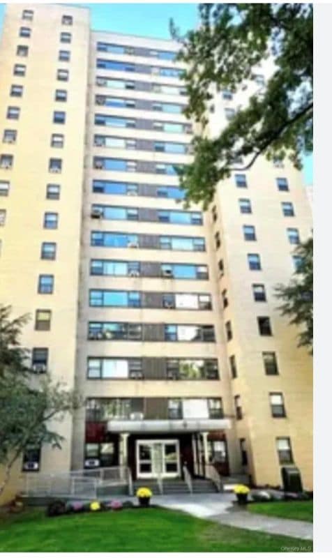 Building Photo - 2 Fordham Hill Oval Unit PH