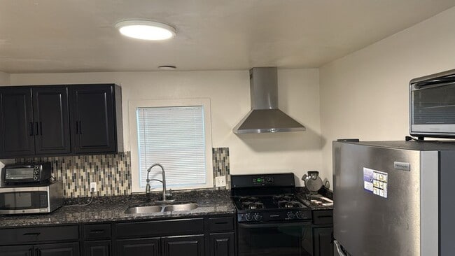 Building Photo - 819 W 400 N