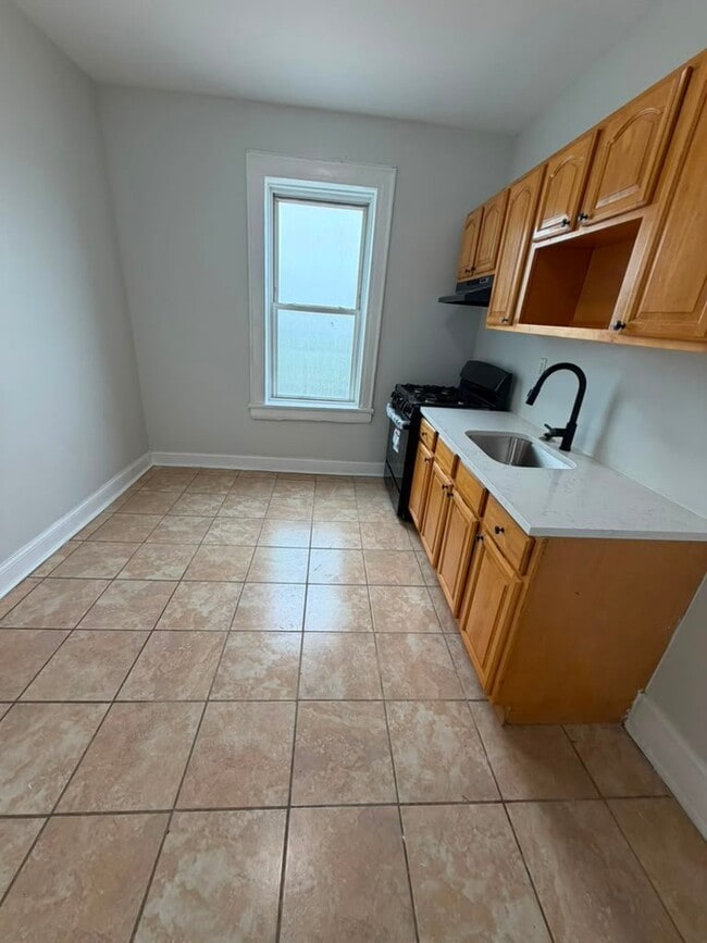 Building Photo - 75 75th Unit 1BR