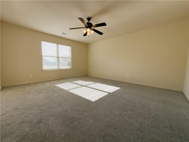 Photo - 902 Oakwood Ln