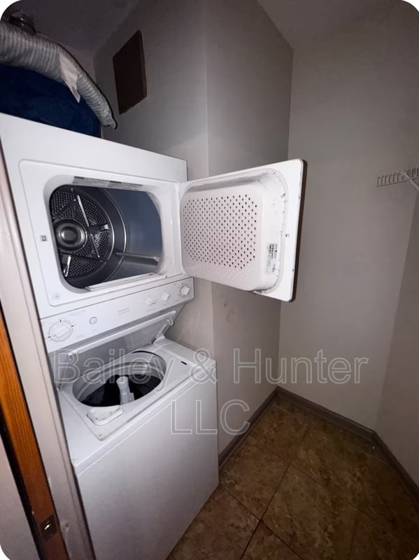 Photo - 898 Oak St SW