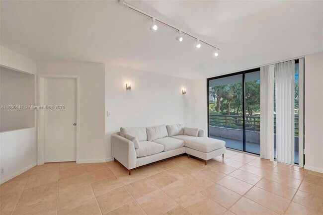 Photo - 3300 NE 191st St Unidad 202