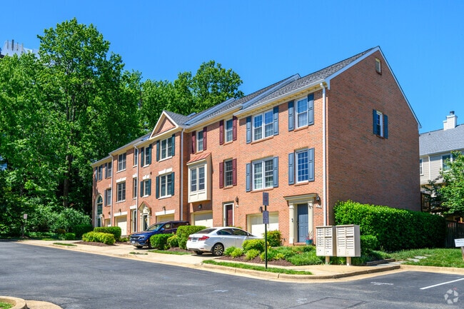 257 S Pickett St - Hillwood Condominiums